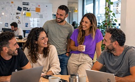 עובדים נהנים יחד במשרד